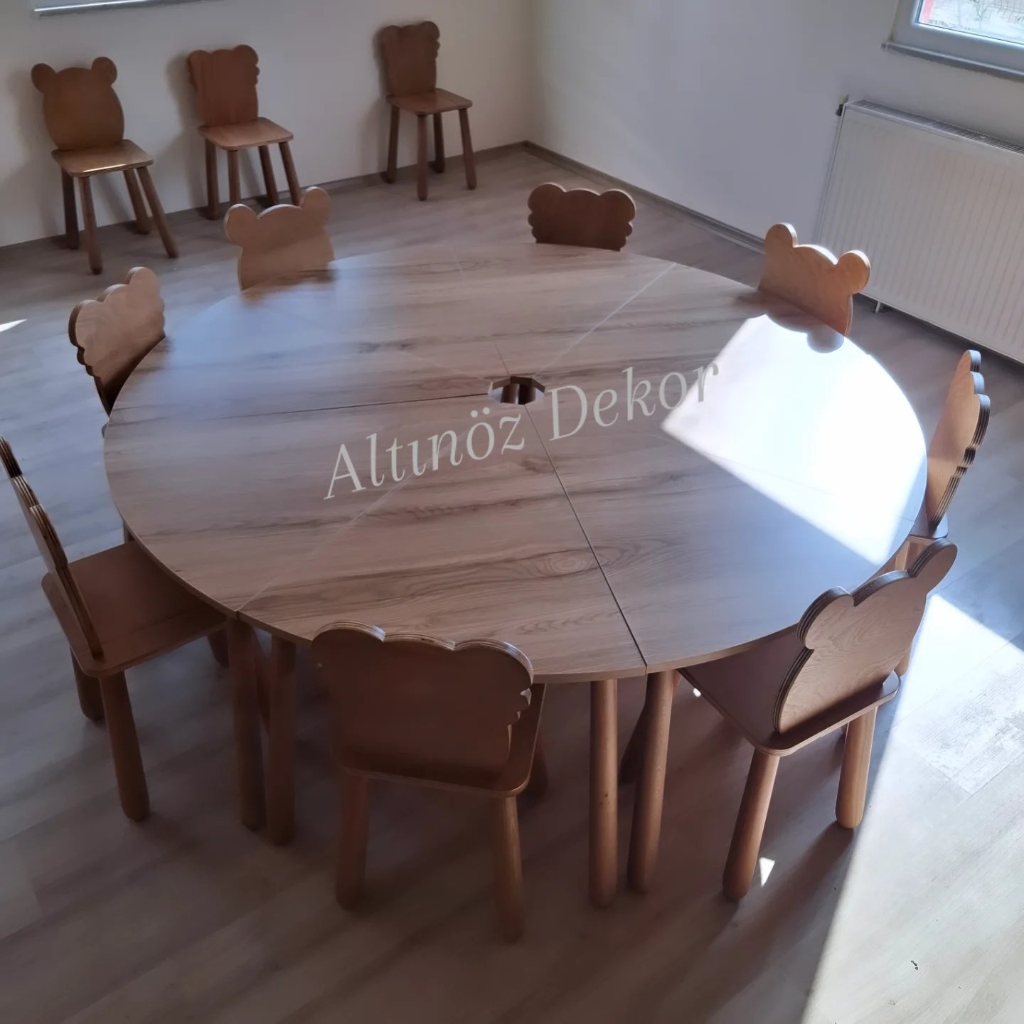 Kreş için yuvarlak masa ve ayıcık sandalyeler