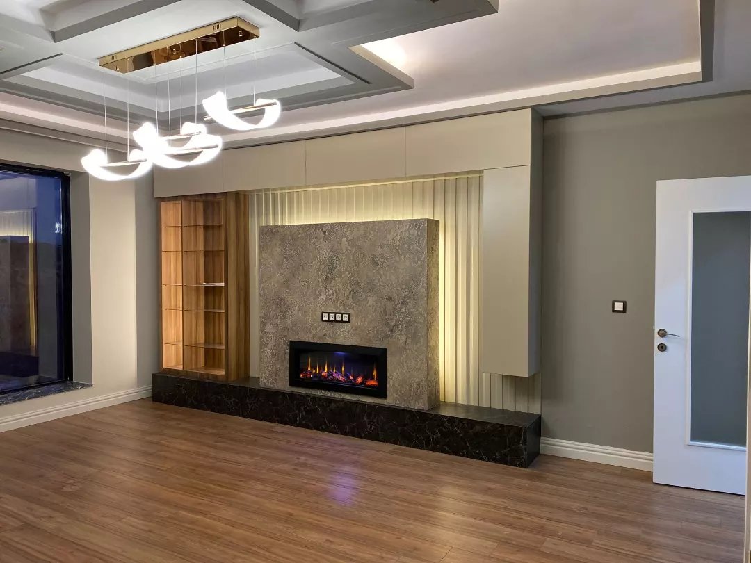 Şömineli salon ünitesi ve aydınlatmalı raflar