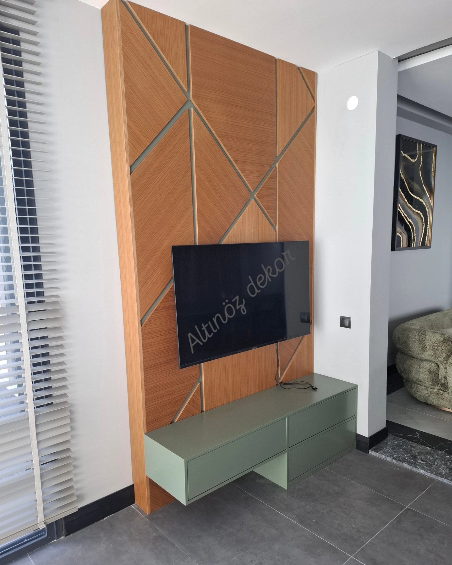 TV ünitesi, geometrik ahşap panel